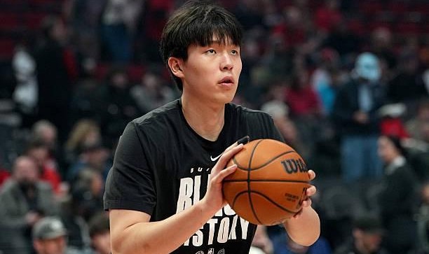 开云体育在线-小编扣鸡腿，开拓者官方把下放的杨瀚森误写成双向合同球员