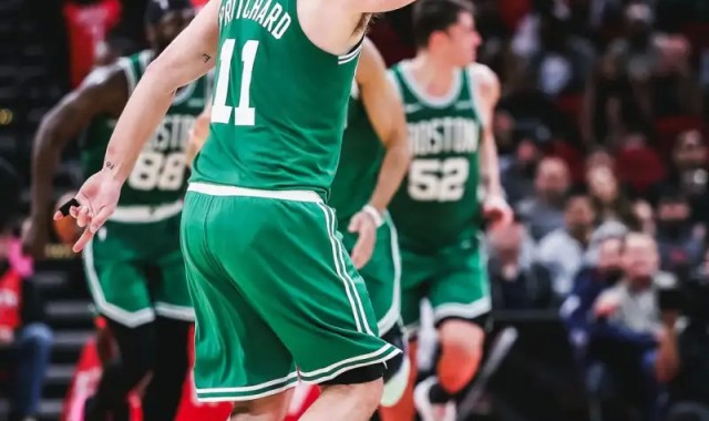 开云体育中国-两胜德州！凯尔特人官方晒赛场照庆祝球队接连独行侠和火箭