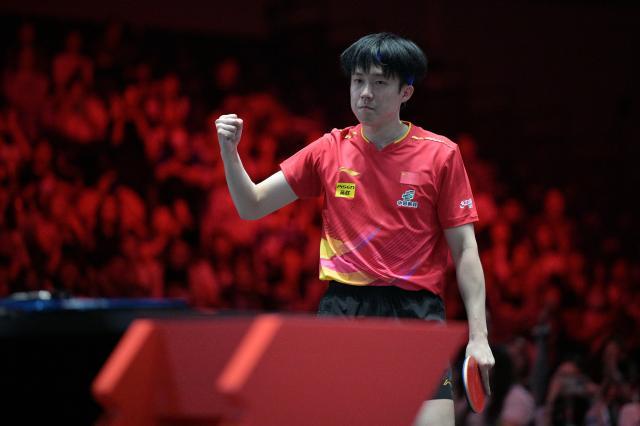 1738685109129010698.jpg (体育)(1)乒乓球——WTT新加坡大满贯:王楚钦晋级男单16强XxjpseC007109_20250204_PEPFN0A001.jpg